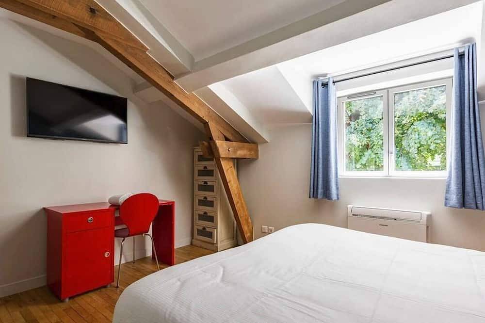 Revel in Vichy: Private Pool, Spacious 5-Bedroom Home, Bbq & Garden Retreat in Vichy, Vichy region