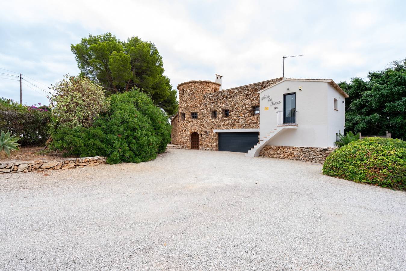 Villa 'Sobre Las Rocas' mit Meerblick, Pool und in Strandnähe in Carrio, Calpe