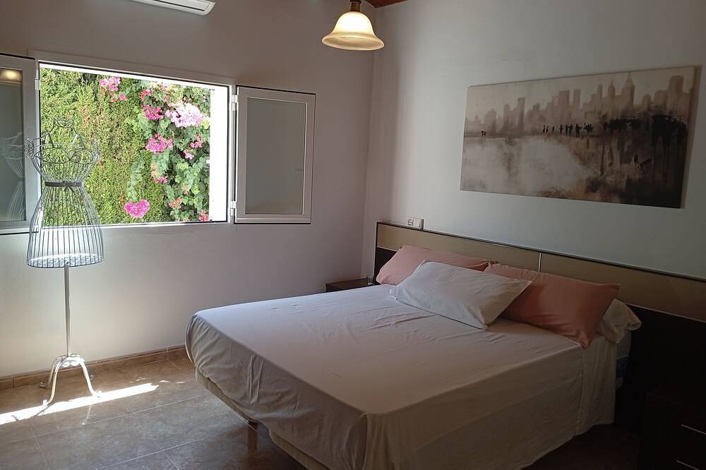 House with pool, garden, barbecue, a/c, Wifi, parquing in Es Canar, Santa Eulària des Riu
