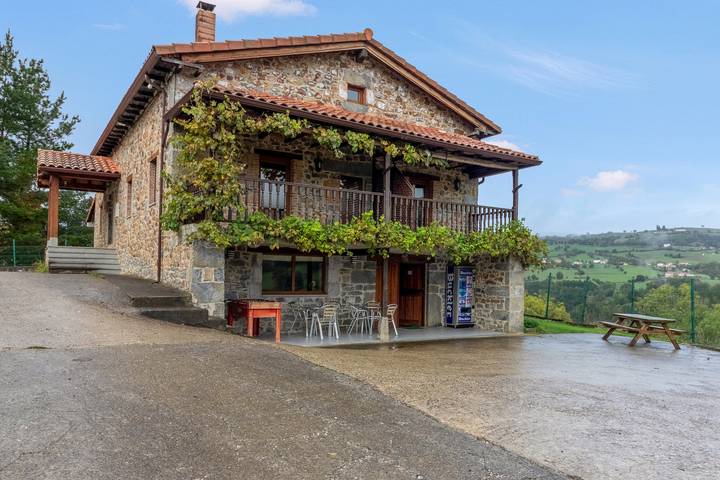 Entire apartment, Apartment 'El Valle De Soba' with Shared Garden and Wi-Fi in Soba, Cordillera Cantábrica