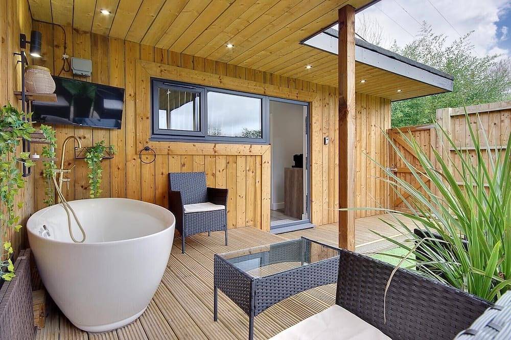 Entire apartment, A Petite Luxury Lodge with Outside Bath in St. Leonards and St. Ives, Dorset