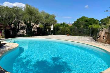 Location de vacances pour 14 personnes, avec jardin et piscine dans Plage de l'Almanarre