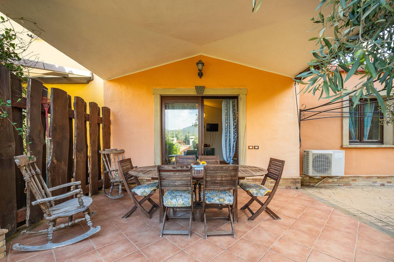 Casa vacanze 'L'olivo' con terrazza privata, giardino privato e aria condizionata in Olia Speciosa, Cagliari e Dintorni