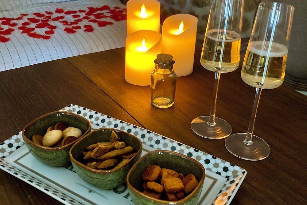 Laissez Vous Tenter par une Nuitée Romantique Avec Bain Nordique Privatif! in Vallées-d'Antraigues-Asperjoc, Parc naturel régional des Monts d'Ardèche