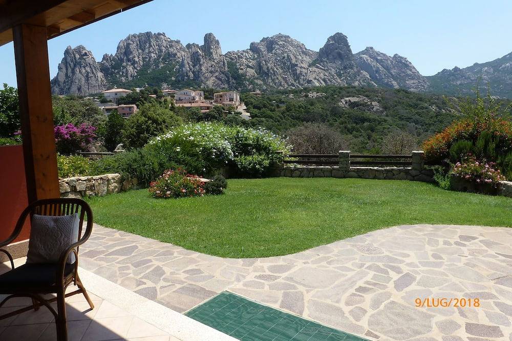 Ganze Wohnung, Casa Fiorella Red Trilo: Ruhig und Panorama-Haus, nahe dem Dorfzentrum. in San Pantaleo, Olbia