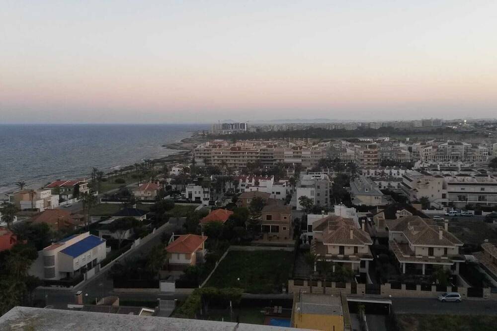 Entire apartment, Holiday home with pools, balcony, Uk Tv, aircon, free wi-fi, lovely ocean views! in Mar Azul Torrevieja, Torrevieja
