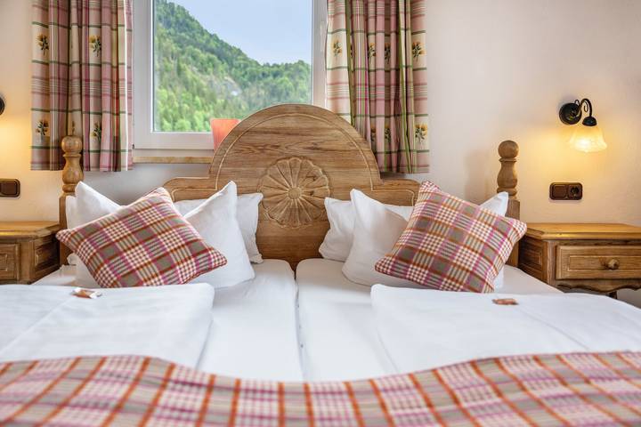 Zimmer Gästehaus Tanneck – Zimmer 3 mit Bergblick, geteilter Sauna & Hallenbad in Reit im Winkl, Bayerische Alpen
