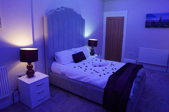 Appartement de vacances entier, 2 Bed Flat - Sleeps 4 - Jacuzzi Bath - Parking in Bradford, Yorkshire de l'Ouest