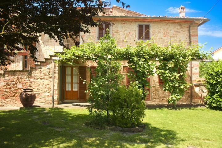 Casa vacanza per 8 persone, con piscina e giardino nonché vista lago, con animali domestici a Castiglion Fiorentino