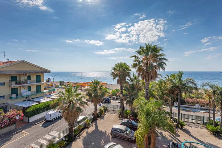 Ganze Wohnung, Apartment 'I Ciottoli Dello Ionio - Apt 13' mit Meerblick, Gemeinschaftsterrasse und Balkon in Fondachello, Mascali