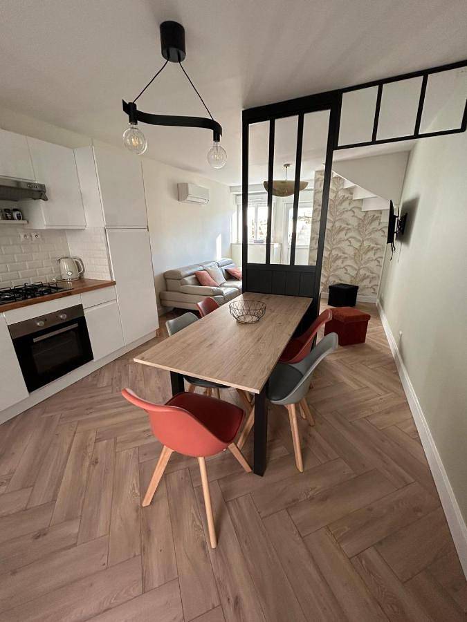 Location de vacances pour 4 personnes, avec Terrasse ainsi que Jardin et Vue à Le Bourgneuf-la-Forêt