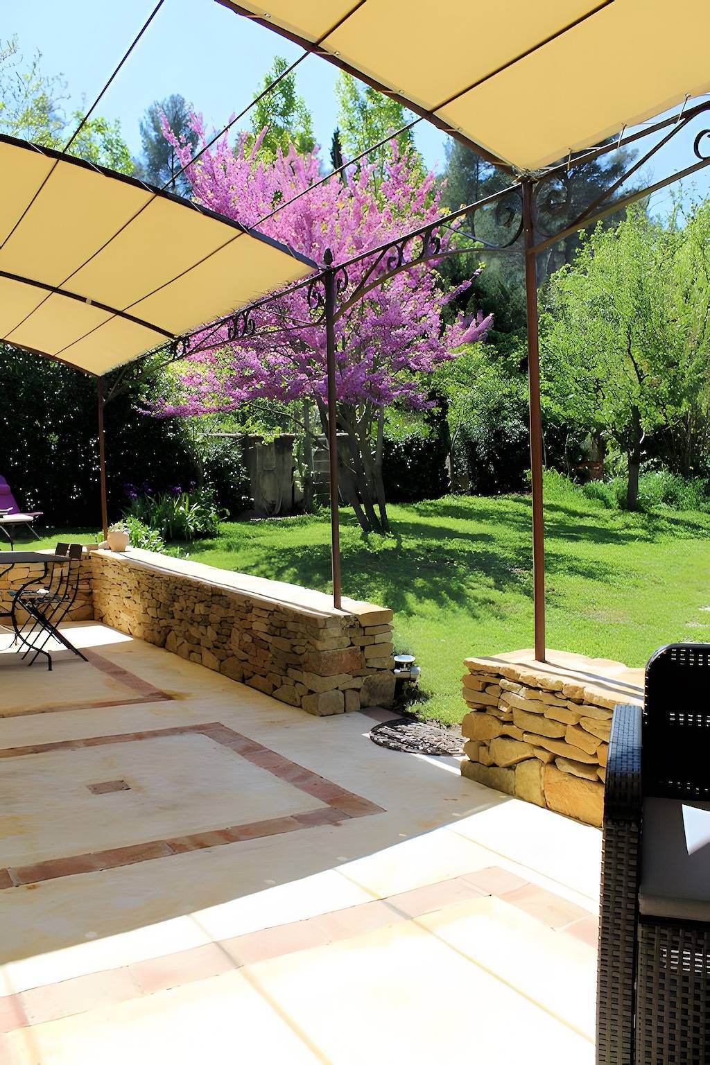 Gîte "Les Deux Cèdres" with Shared Pool, Wi-Fi, and Air Conditioning in La Penne-sur-Huveaune, Marseille region