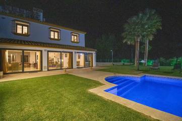 Casa rural para 16 personas, con vistas además de piscina y jardín en Setenil de las Bodegas