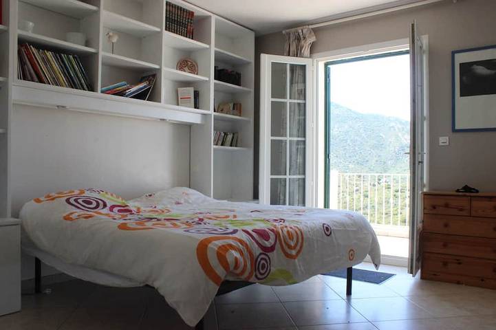 A Furnangina, villa familiale vue sur mer, jardin arboré et piscine in Saint-Florent, Région de Calvi
