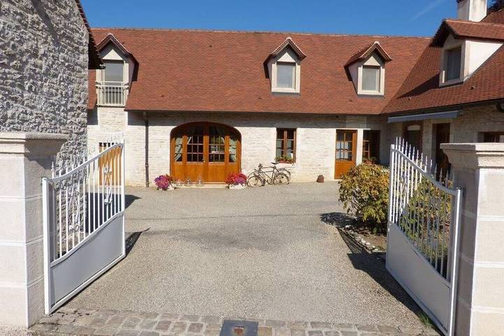 Gîte pour 4 personnes, avec jardin dans Corpeau