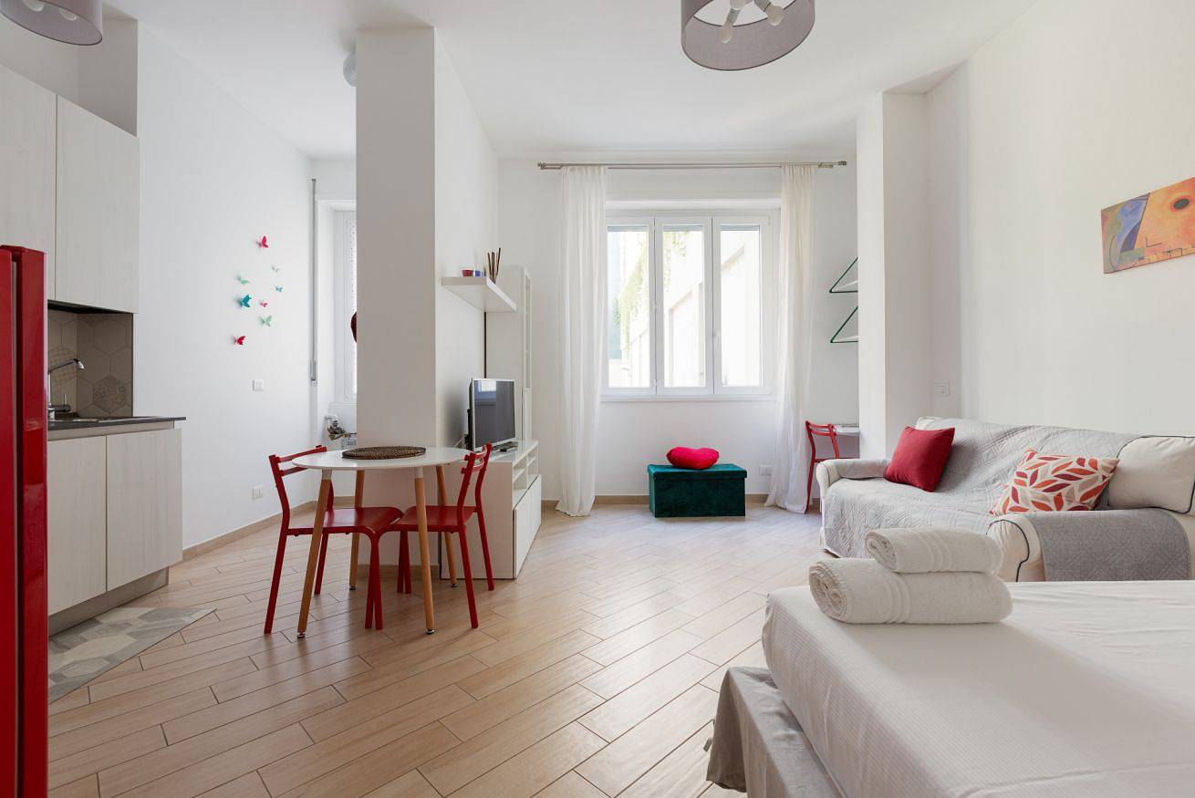 Entire apartment, Milan Savona Area Bright Studio x3 in Giambellino-Lorenteggio, Milan