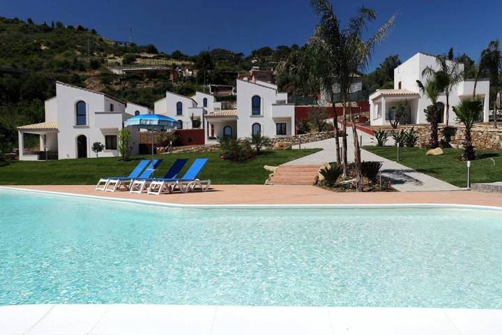 Villa pour 2 personnes, avec Balcon et Terrasse ainsi que Jardin et Piscine à Cefalù