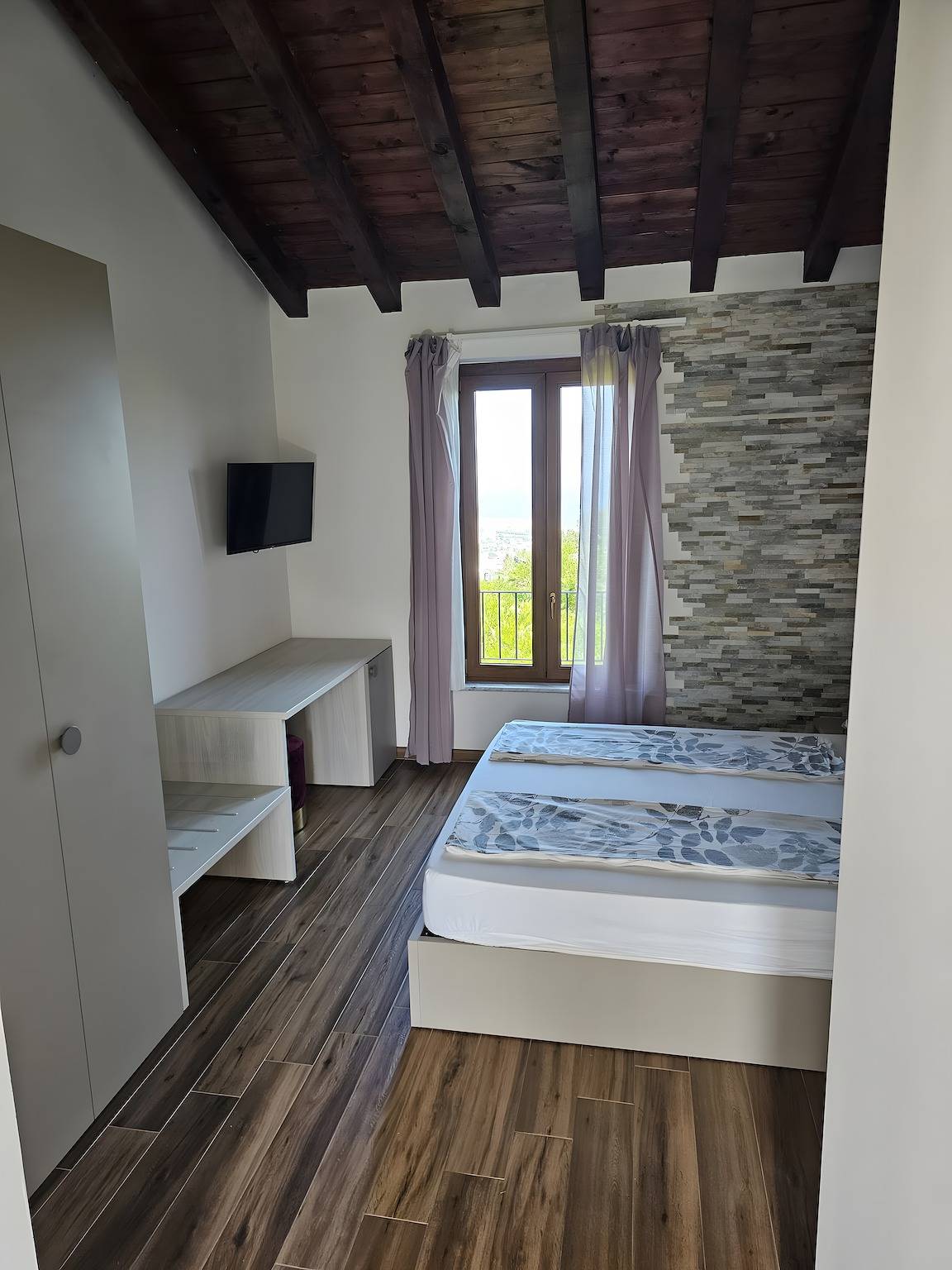 Camera Matrimoniale con Vista Mare, Wi-Fi e Aria Condizionata in Savona, Riviera di Ponente