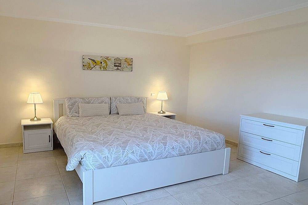 4 Bedrooms with Private Heated Pool, Wifi, A/C, Walking distance to amenities in Santa Maria, São Gonçalo de Lagos