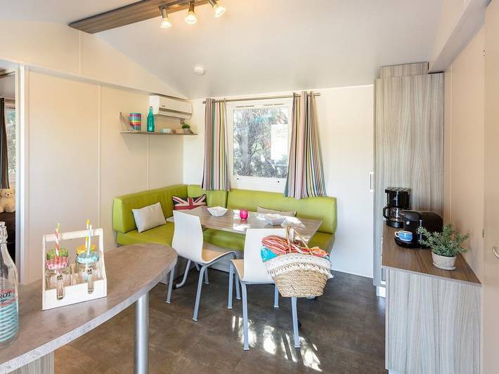 Camping Le Soleil de La Méditerranée - Mobilheim 6 personen - Classic | 2 Zi. | 4/6 Pers. | Erhöhte, nicht überdachte Terrasse | Clim. in Saint-Cyprien-Plage, Saint-Cyprien