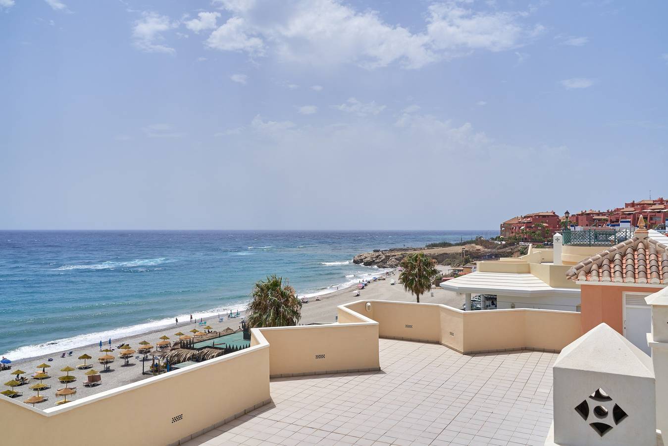 Geheel appartement, "Beachfront Apartment Torrox Costa" appartement met zeezicht, balkon, zwembad op het dak & Wi-Fi in Torrox Costa, Torrox