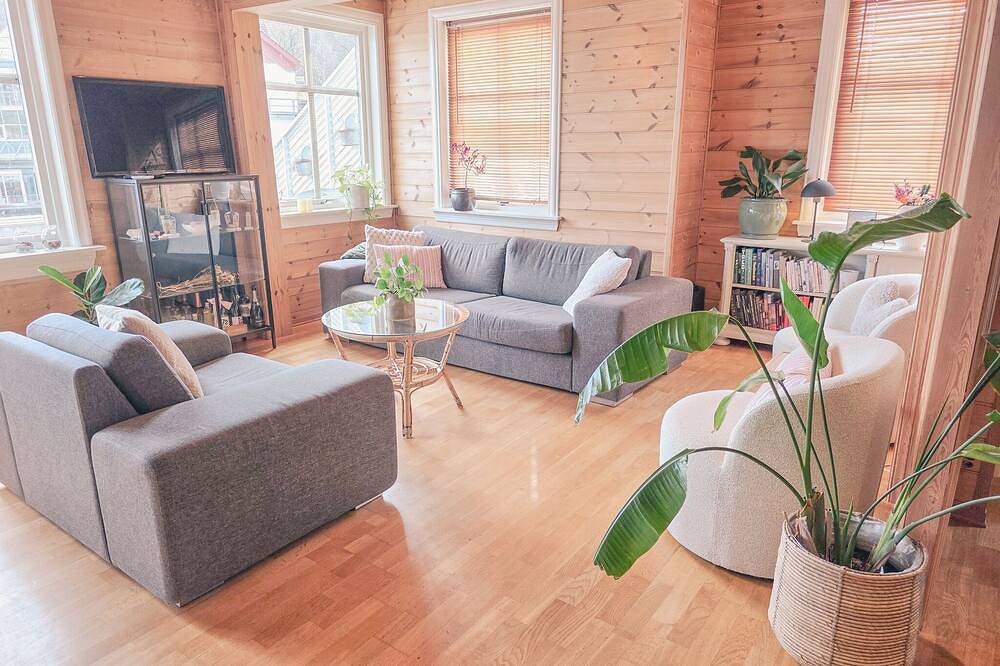 Nortorp – Spacious Fjord Villa with Private Dock in the Village Centre in Norheimsund, Kvam herad