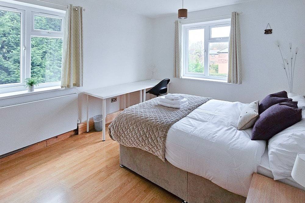 Spacious 6-Bed Home with Driveway in Manchester, Greater Manchester