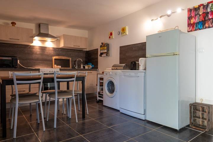 Gîte pour 6 personnes, avec terrasse ainsi que piscine et jardin, animaux acceptés à Montpezat-sous-Bauzon - 4