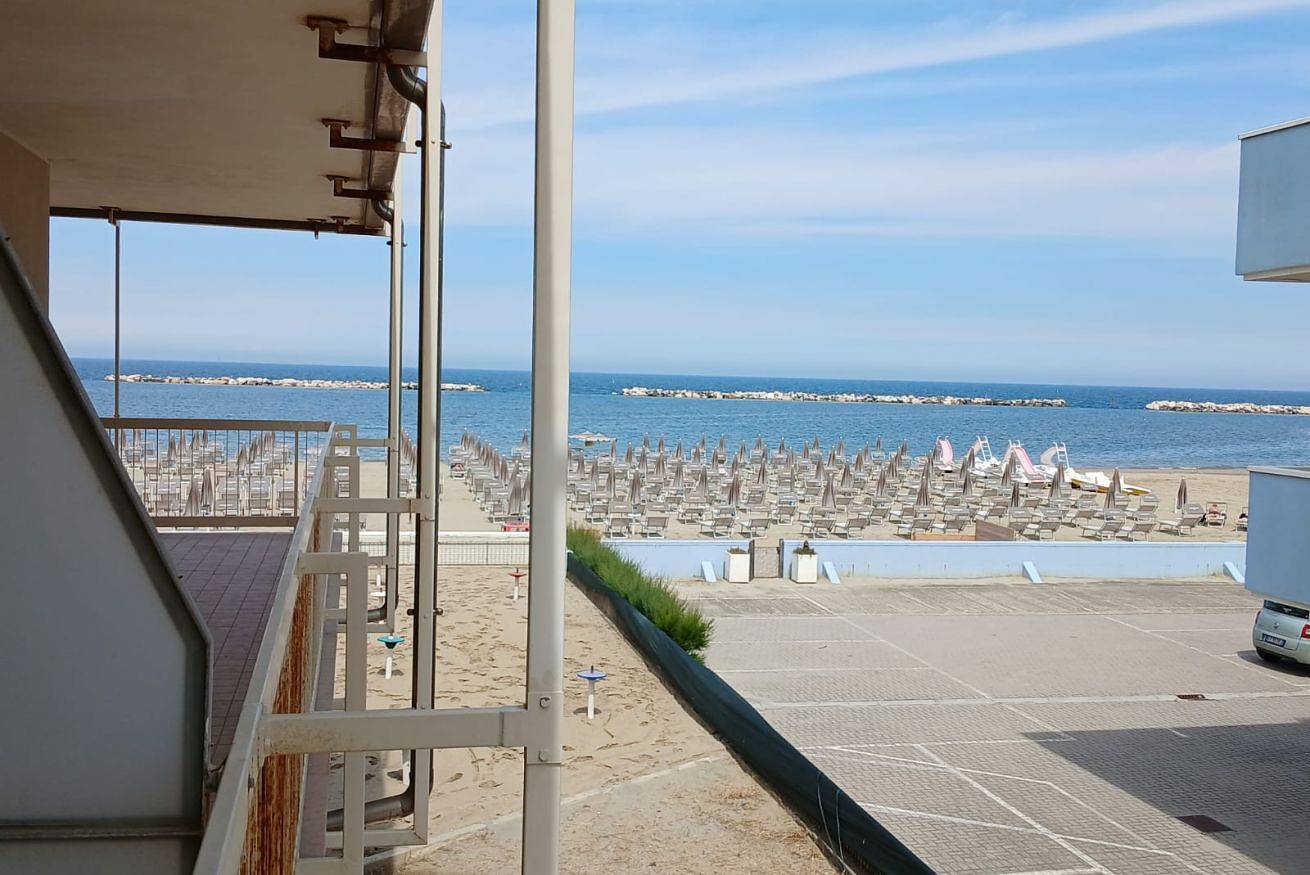 Entire apartment, Cn010 - Cesenatico, large three-room apartment facing the sea with beach included in Cesenatico, Forlì-Cesena Province