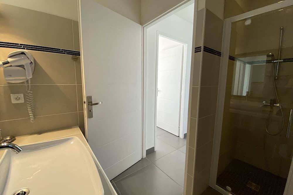 Casa 5, piscina 29 °, jacuzzi, vista al mar, playa 800 m, sauna hammam, río in Pinarellu, Zonza