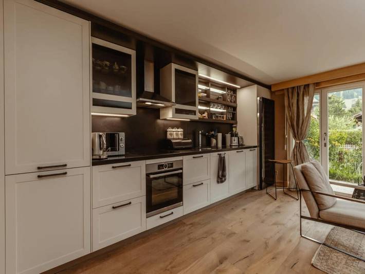Geheel appartement, Weelderig appartement met uitzicht op het terras in Gstaad, Saanen