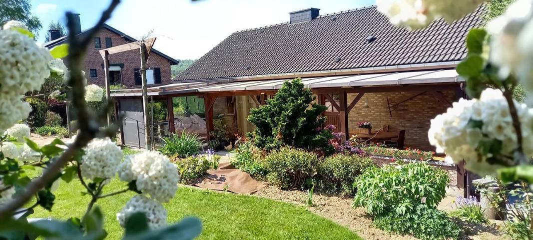 Location de vacances pour 5 personnes, avec Terrasse ainsi que Jardin et Vue dans Champlon