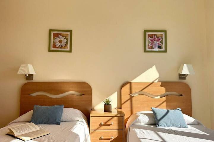 Ganze Wohnung, Disfruta de tus vacaciones en Cantabria en este cómodo apartamento con piscina a unos pasos de la playa del Sable en Isla. in Isla, Arnuero
