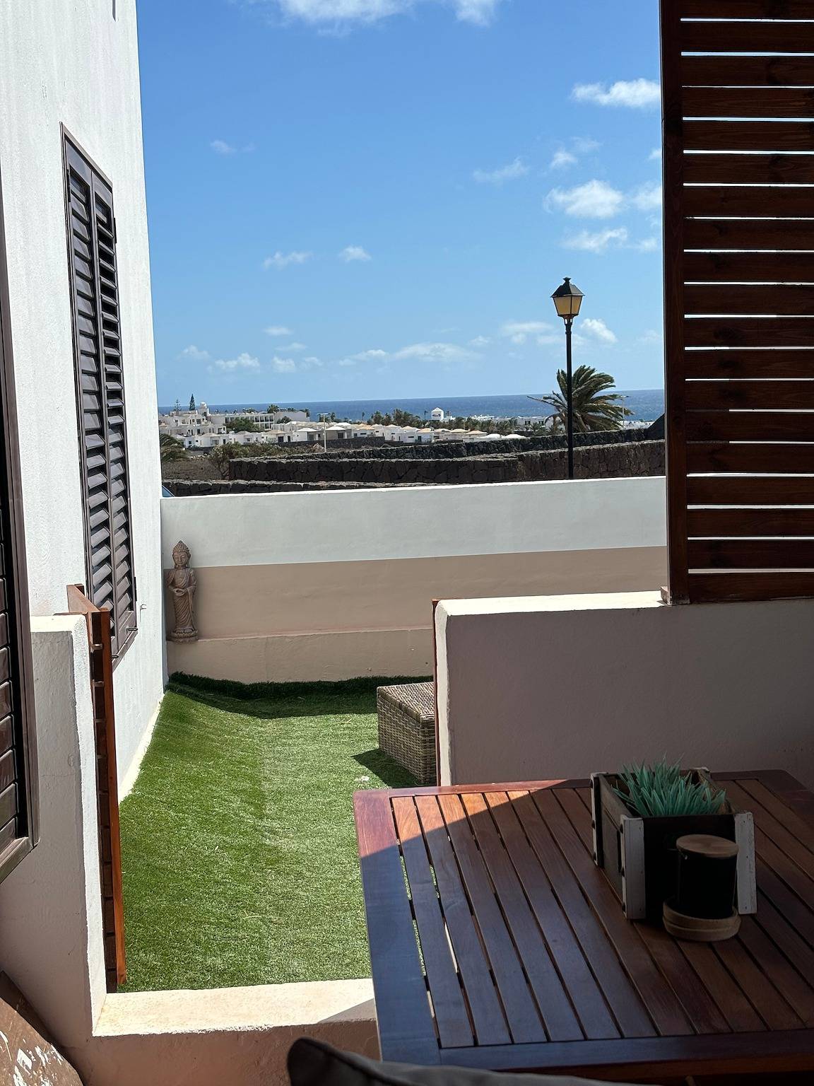 Casa de férias 'Villa Palmeras' com vista para o mar, piscina partilhada e acesso Wi-Fi in Costa Teguise, Teguise