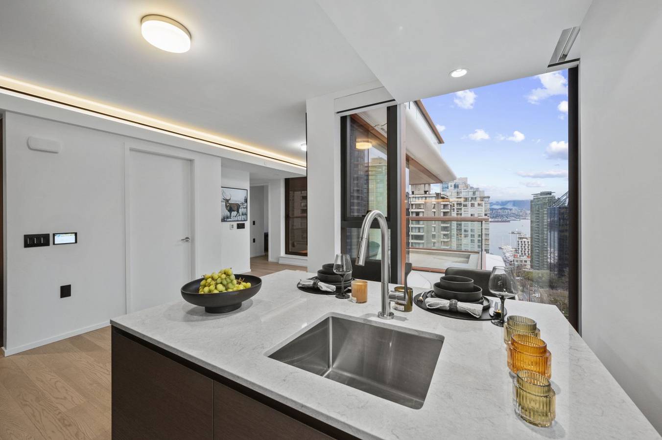 Appartamento intero, 2Br: Sauna, 24/7 Gym, Parking, w/ Gaggenau & Aesop in Vancouver, Columbia Britannica