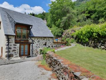 Gîte pour 3 Personnes dans Saint-Vincent-de-Salers, Région de Mauriac, Photo 1