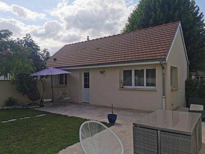Location de vacances pour 2 personnes, avec Terrasse ainsi que Jardin et Vue à La Chapelle-Saint-Luc
