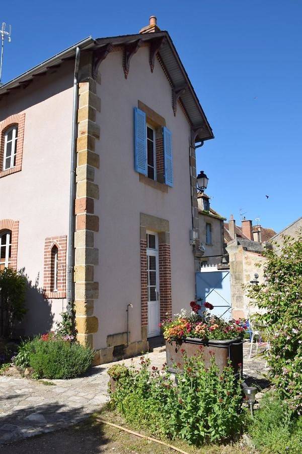 Location de vacances pour 5 personnes, avec Terrasse ainsi que Jardin et Vue à Souvigny