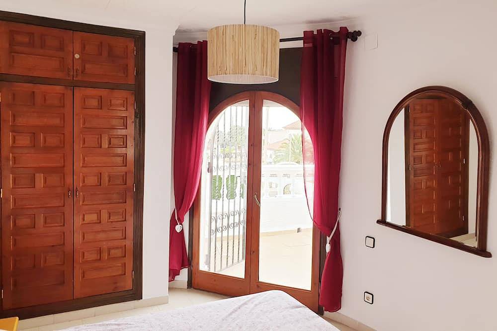 Miami Playa:Large house (max.11p) with pool+pataugoire,ideal for families in Miami Platja, Montroig