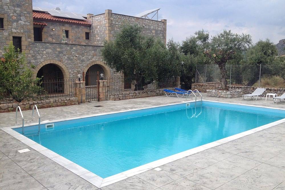 Io villa een klein stenen kasteel in Stoupa in Stoupa, Messenia