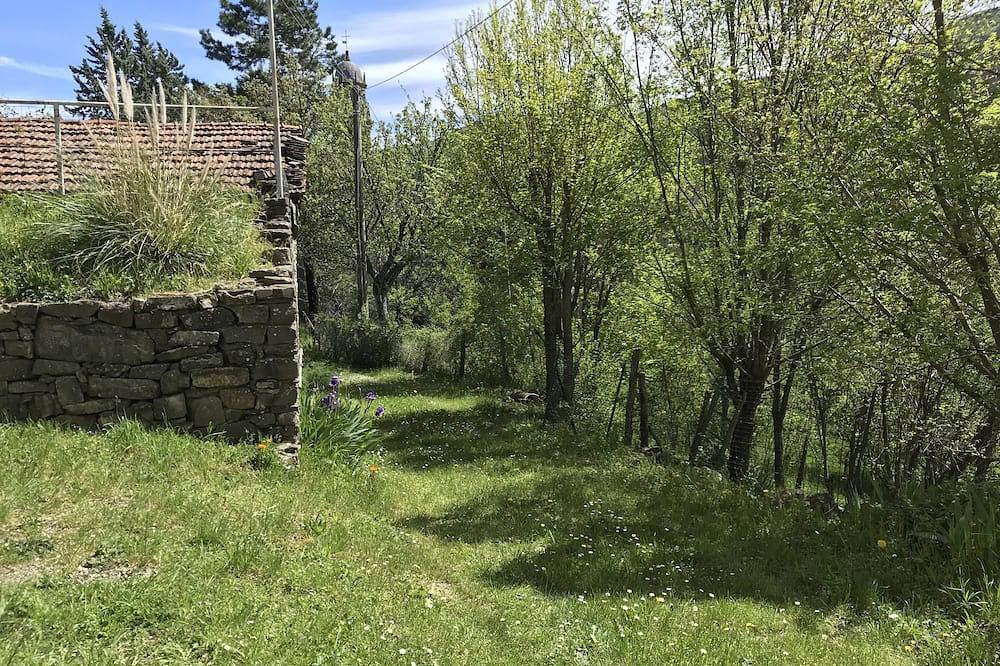 Casa dei nonni surrounded by nature and mountains in Borgo Val di Taro, Appennino Parmense