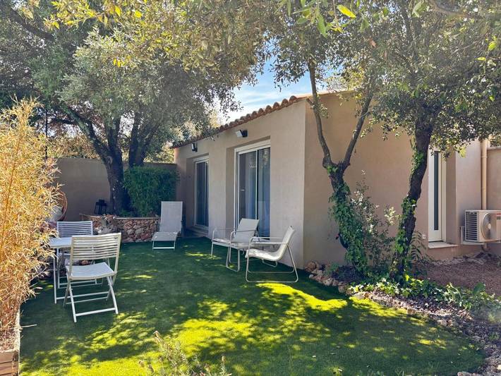 Maison de vacances pour 2 personnes, avec Terrasse ainsi que Jardin et Piscine