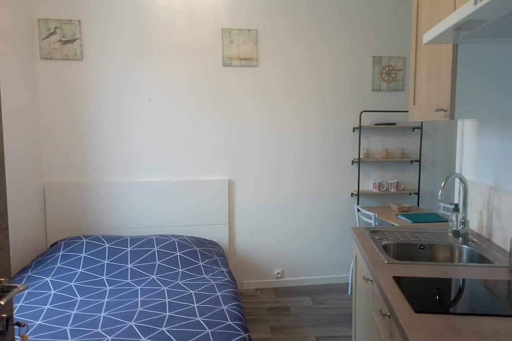 Entire apartment, Le Kevav - A 300 M De La Cote in Locmiquélic, Côte des Mégalithes