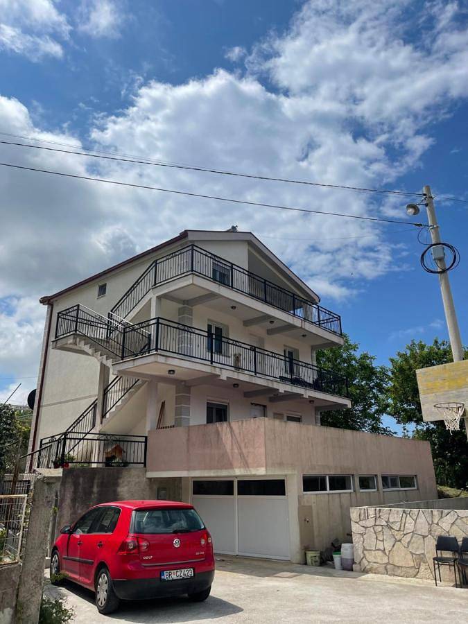 Gîte pour 6 personnes, avec jardin ainsi que balcon et vue dans Bar - 2