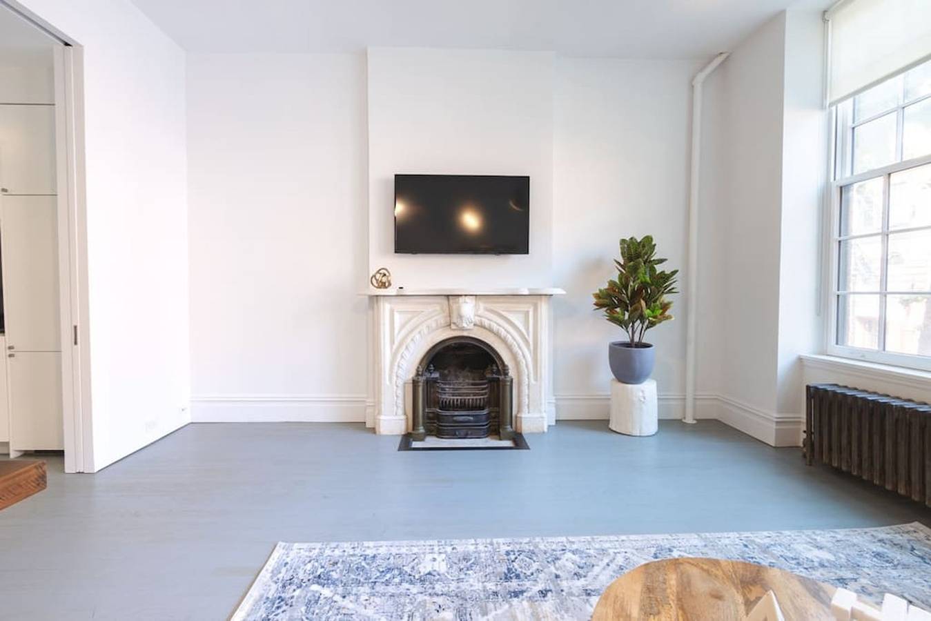 Entire apartment, E10-2 Designer East Village Townhouse 1Br W D in Manhattan, New York City