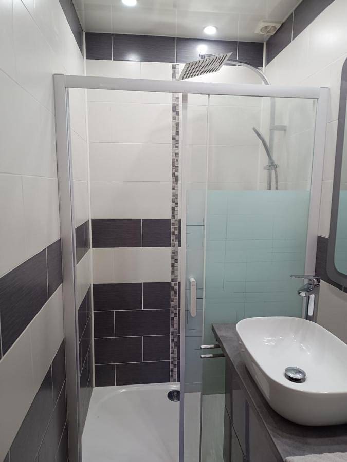Appartement entier, A l'Ombre du Lilas Ii - terrasse - Possibilité spa privatif sur place - possibilité piscine à 20 minutes in Épinal, Région d'Épinal
