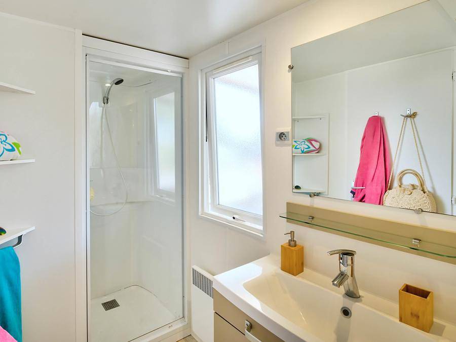 Flower Camping Les Ondines - Mobilhome 4 personnes - Mobil-Home Bois Confort 30m² 2 chambres + terrasse semi-couverte + Tv + Clim 4 pers. in Souillac, Lot
