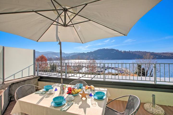 Ferienwohnung für 4 Personen, mit Balkon und Kinderpool sowie Seeblick