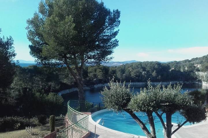 Location de vacances pour 6 personnes, avec balcon et piscine dans Le Dramont