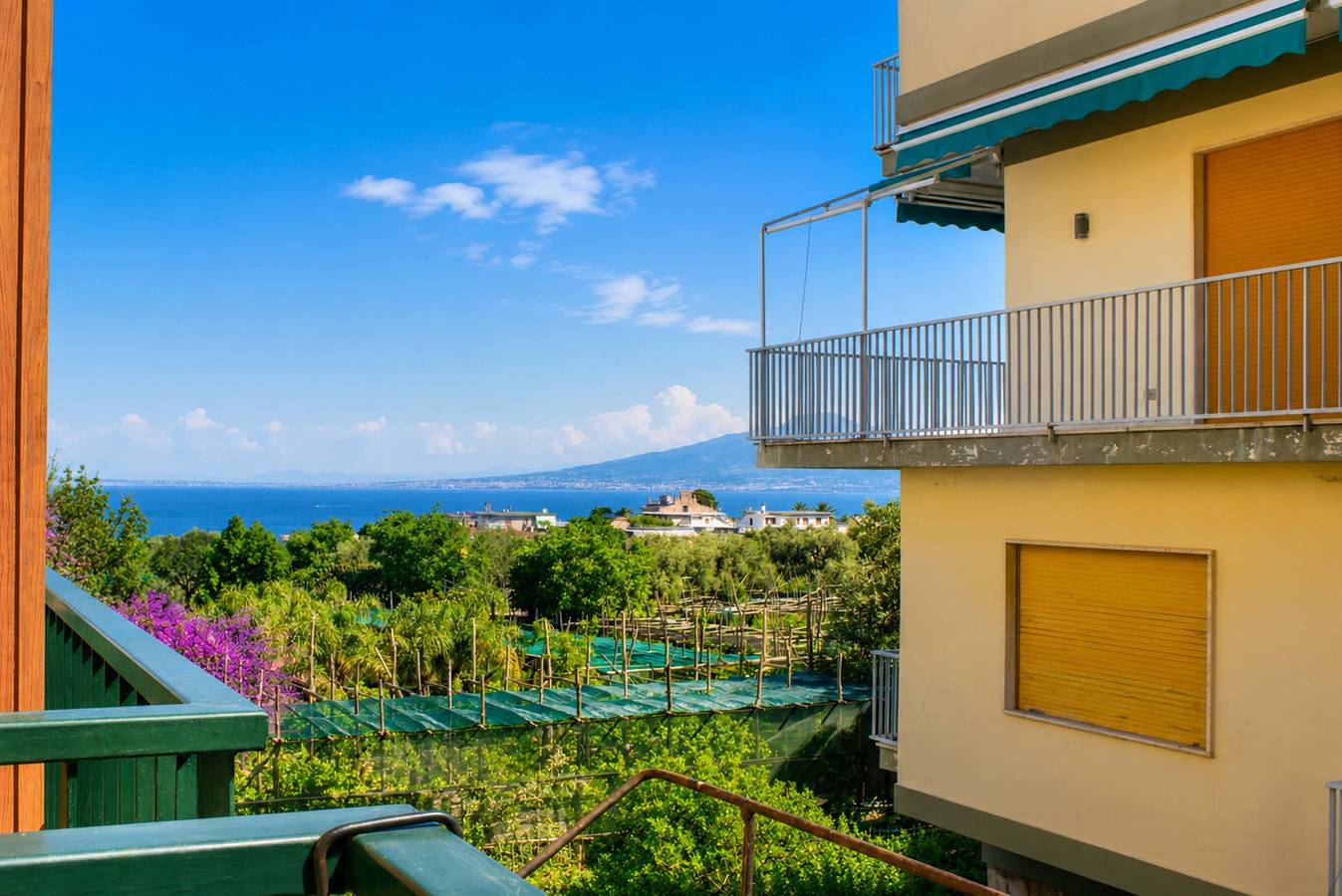 Appartamento intero, Amore Rentals - Appartamento Sally con Terrazza e Vista Mare Parziale in Sorrento, Sorrento Coast